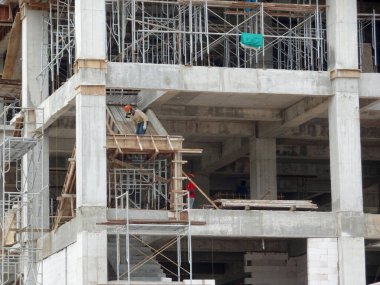 Kuala Lumpur, Malezya - 15 Mayıs 2018: İnşaat sahasında beton yapı kirişi, sütun ve levha. İşçilerin geleneksel kereste çalışma metodu kullanılarak üretilmiştir..