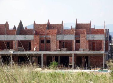 Kuala Lumpur, Malezya - 26 Mayıs 2017: Malezya 'da inşaat halindeki iki katlı lüks teras evi. Modern ve çağdaş stili olan bir mimar tarafından tasarlandı. Duvar kil tuğla kullanılarak yapıldı..