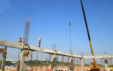 Kuala Lumpur, Malezya - 15 Mayıs 2018: İnşaat sahasında beton yapı kirişi, sütun ve levha. İşçilerin geleneksel kereste çalışma metodu kullanılarak üretilmiştir..