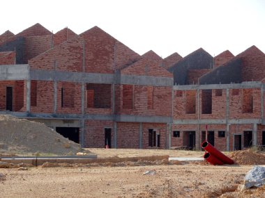 Kuala Lumpur, Malezya - 26 Mayıs 2017: Malezya 'da inşaat halindeki iki katlı lüks teras evi. Modern ve çağdaş stili olan bir mimar tarafından tasarlandı. Duvar kil tuğla kullanılarak yapıldı..