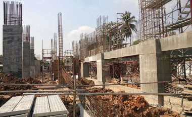 Kuala Lumpur, Malezya - 15 Mayıs 2018: İnşaat sahasında beton yapı kirişi, sütun ve levha. İşçiler tarafından geleneksel kereste biçimlendirme yöntemi kullanılarak üretilmiştir..