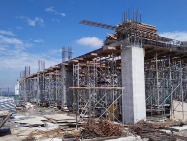 Kuala Lumpur, Malezya - 15 Mayıs 2018: İnşaat sahasında beton yapı kirişi, sütun ve levha. İşçiler tarafından geleneksel kereste biçimlendirme yöntemi kullanılarak üretilmiştir..