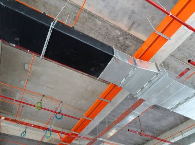 Kuala Lumpur, Malezya - 15 Mayıs 2018: İnşaatın tavanındaki hizmetlerin bir parçası olarak elektrik kanalı, kablo seti ve hava konsolu boruları. 