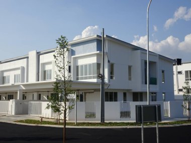 Kuala Lumpur, Malezya-18 Şubat 2018: Çift Kişilik hikaye lüks teras ev içinde Malaysia. Sadece bitmiş ve hareketsiz değil işgal. Modern ve çağdaş tarzı ile mimar tarafından tasarlanan