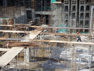 Kuala Lumpur, Malezya - 28 Mart 2018: işlek inşaat alanı. Yapı çalışmaları devam ediyor. Geleneksel posta ve kiriş inşaatı. İşçiler tarafından üretilen kereste işi..   