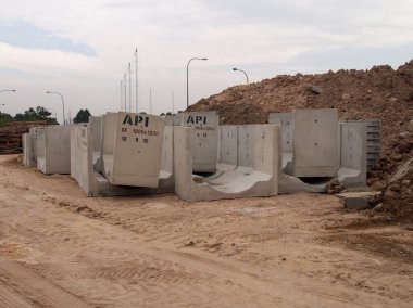 Malacca, Malezya - 31 Ocak 2017: İnşaat alanında yığılmış beton u-şekli drenaj stokları. Fabrikada üretildi ve bölgeye sevk edildi.. 