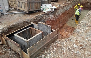 Kuala Lumpur, Malezya - 23 Mart 2017: İnşaat işçilerinin inşaat çalışanları tarafından inşa edilen yeraltı drenaj rögarı. Altyapı mühendisi tasarımına dayanan rögar deliği tasarımı.