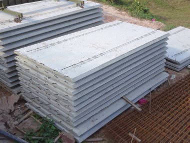Kuala Lumpur, Malezya - 16 Haziran 2017: Fabrikada üretilen beton levha ve şantiyeye teslim edildi. Bu, inşaat sürecini hızlandırmak için endüstriyel yapı sistemi yöntemlerinden biridir.. 