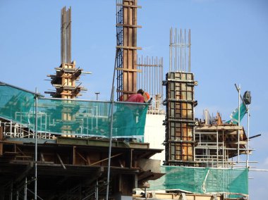 Kuala Lumpur, Malezya - 28 Mart 2018: işlek inşaat alanı. Yapı çalışmaları devam ediyor. Geleneksel posta ve kiriş inşaatı. İşçiler tarafından üretilen kereste işi..   