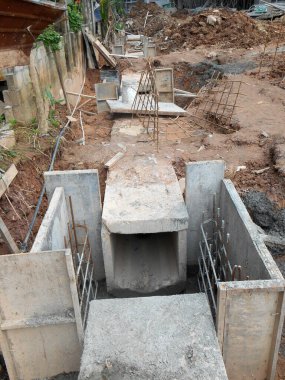 Malacca, Malezya - 31 Ocak 2017: İnşaat alanında yığılmış beton u-şekli drenaj stokları. Fabrikada üretildi ve bölgeye sevk edildi.. 