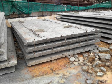 Kuala Lumpur, Malezya - 16 Haziran 2017: Fabrikada üretilen beton levha ve şantiyeye teslim edildi. Bu, inşaat sürecini hızlandırmak için endüstriyel yapı sistemi yöntemlerinden biridir.. 