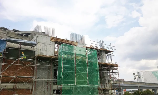 マレーシアのクアラルンプール 2018年3月28日 建設現場の混雑状況 構造作業が進行中です 従来のポストとビーム建設 労働者による木材形態作業 — ストック写真