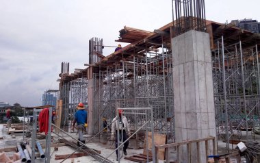 Kuala Lumpur, Malezya - 15 Mayıs 2018: İnşaat sahasında beton yapı kirişi, sütun ve levha. İşçilerin geleneksel kereste çalışma metodu kullanılarak üretilmiştir..