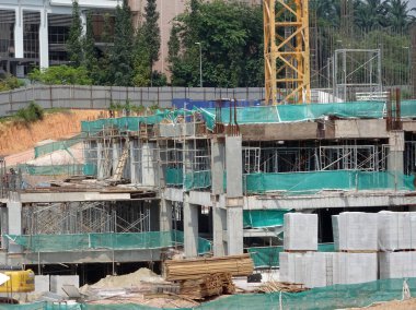 Kuala Lumpur, Malezya - 28 Mart 2018: işlek inşaat alanı. Yapı çalışmaları devam ediyor. Geleneksel posta ve kiriş inşaatı. İşçiler tarafından üretilen kereste işi.. 