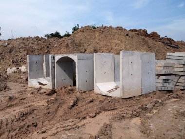 Malacca, Malezya - 31 Ocak 2017: İnşaat alanında yığılmış beton u-şekli drenaj stokları. Fabrikada üretildi ve bölgeye sevk edildi.. 