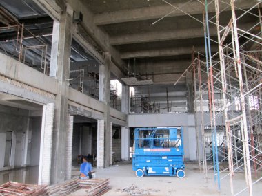 Kuala Lumpur, Malezya - 15 Mayıs 2018: İnşaat sahasında beton yapı kirişi, sütun ve levha. İşçilerin geleneksel kereste çalışma metodu kullanılarak üretilmiştir..