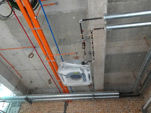 马来西亚吉隆坡 2018年5月15日 电气导管 电缆托盘和空调管 作为安装在建筑天花板之上的服务的一部分 — 图库照片