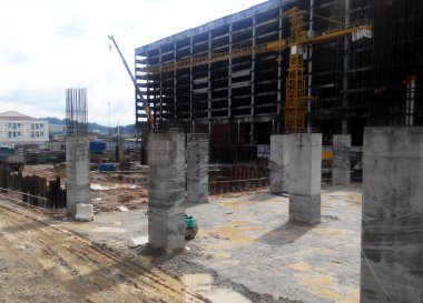 Kuala Lumpur, Malezya - 15 Mayıs 2018: İnşaat sahasında beton yapı kirişi, sütun ve levha. İşçilerin geleneksel kereste çalışma metodu kullanılarak üretilmiştir..