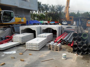 Malacca, Malezya - 31 Ocak 2017: İnşaat alanında yığılmış beton u-şekli drenaj stokları. Fabrikada üretildi ve bölgeye sevk edildi.. 