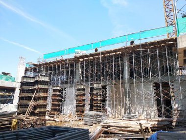 Kuala Lumpur, Malezya - 15 Mayıs 2018: İnşaat sahasında beton yapı kirişi, sütun ve levha. İşçiler tarafından geleneksel kereste biçimlendirme yöntemi kullanılarak üretilmiştir..