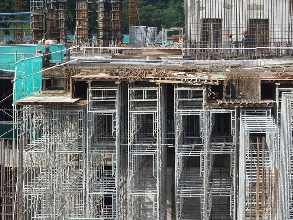 马来西亚吉隆坡 2018年3月28日 繁忙的建筑工地 结构工作正在进行中 传统的立柱和梁柱结构 工人加工的木制品 — 图库照片