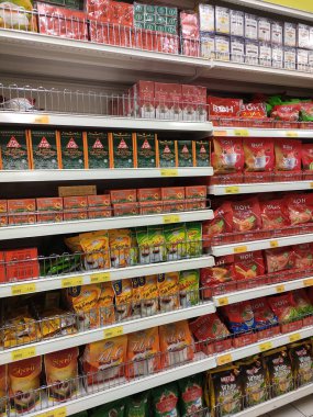 Kuala Lumpur, Malezya - 8 Ekim 2019: Çay tozu ticari paketlerde satılır ve süpermarket raflarında satılır. Müşterileri kolaylaştırmak için markaya göre düzenlenir.