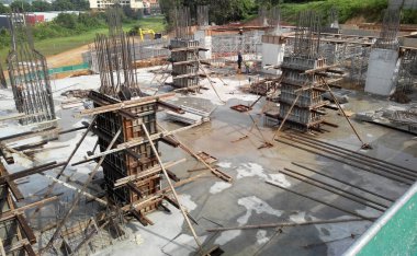 Kuala Lumpur, Malezya - 28 Mart 2018: işlek inşaat alanı. Yapı çalışmaları devam ediyor. Geleneksel posta ve kiriş inşaatı. İşçiler tarafından üretilen kereste işi..