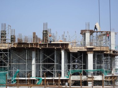 Kuala Lumpur, Malezya - 28 Mart 2018: işlek inşaat alanı. Yapı çalışmaları devam ediyor. Geleneksel posta ve kiriş inşaatı. İşçiler tarafından üretilen kereste işi..