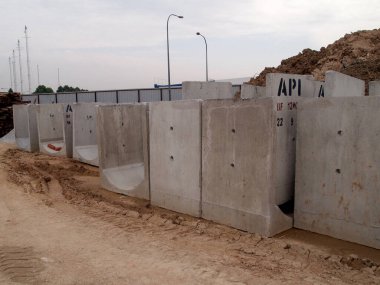 Malacca, Malezya - 31 Ocak 2017: İnşaat alanında yığılmış beton u-şekli drenaj stokları. Fabrikada üretildi ve bölgeye sevk edildi.. 