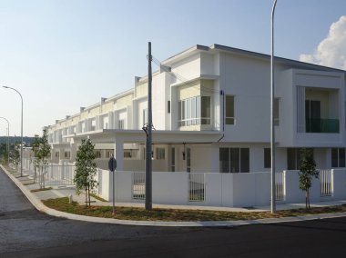 Kuala Lumpur, Malezya-18 Şubat 2018: Çift Kişilik hikaye lüks teras ev içinde Malaysia. Sadece bitmiş ve hareketsiz değil işgal. Modern ve çağdaş tarzı ile mimar tarafından tasarlanan