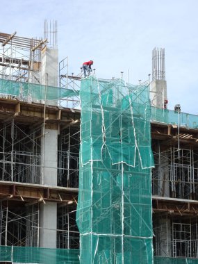 Kuala Lumpur, Malezya - 28 Mart 2018: işlek inşaat alanı. Yapı çalışmaları devam ediyor. Geleneksel posta ve kiriş inşaatı. İşçiler tarafından üretilen kereste işi..