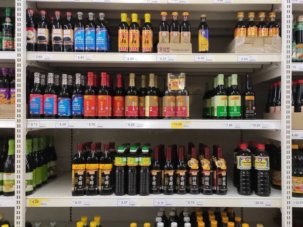 Kuala Lumpur Malezya Mayıs 2019 Süpermarketlerde Satılmak Üzere Sergilenen Şişelerde — Stok fotoğraf
