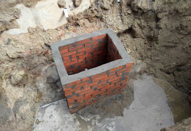 Kuala Lumpur, Malezya - 23 Mart 2017: İnşaat işçilerinin inşaat çalışanları tarafından inşa edilen yeraltı drenaj rögarı. Altyapı mühendisi tasarımına dayanan rögar deliği tasarımı.