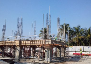 Kuala Lumpur, Malezya - 15 Mayıs 2018: İnşaat sahasında beton yapı kirişi, sütun ve levha. İşçilerin geleneksel kereste çalışma metodu kullanılarak üretilmiştir..