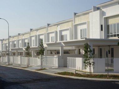 Kuala Lumpur, Malezya-18 Şubat 2018: Çift Kişilik hikaye lüks teras ev içinde Malaysia. Sadece bitmiş ve hareketsiz değil işgal. Modern ve çağdaş tarzı ile mimar tarafından tasarlanan