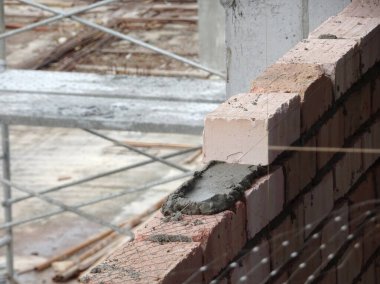 Kuala Lumpur, Malezya-29 Mart 2017: bricklayer kil tuğla yatıyordu ve inşaat yerinde duvarlar oluşturmak için çimento harç kullanarak birlikte yığılmış. Bu iş için gerekli araçlar gereklidir. 