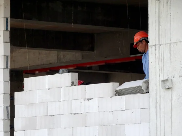 Kuala Lumpur Malasia Marzo 2017 Trabajadores Construcción Instalan Ladrillos Bloques — Foto de Stock