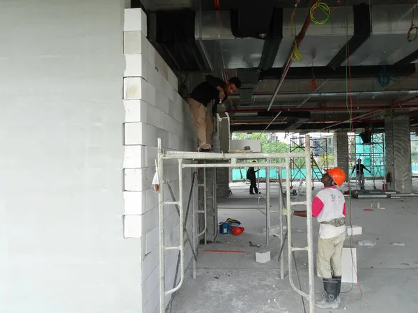 マレーシア クアラルンプール 2017年3月29日建設現場に軽量ブロックレンガを設置する建設労働者 このブロックは特殊接着剤を使って結合していた — ストック写真