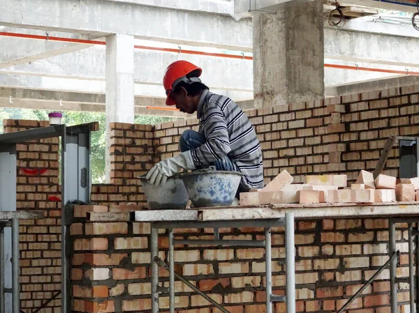 Kuala Lumpur Malezya Mart 2017 Bricklayer Kil Tuğla Yatıyordu Inşaat — Stok fotoğraf