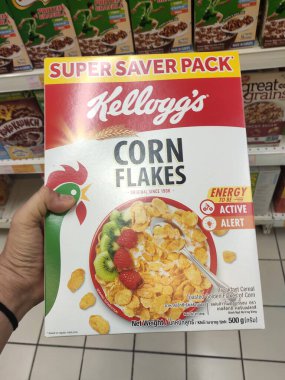 KUALA LUMPUR, MALAYSIA - 17 Mayıs 2019: Karton kutuda ve plastik pakette mısır gevreği. Dev süpermarketlerde raflarda sergileniyordu. Markaya göre sıralanır. 