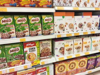 KUALA LUMPUR, MALAYSIA - 17 Mayıs 2019: Karton kutuda ve plastik pakette mısır gevreği. Dev süpermarketlerde raflarda sergileniyordu. Markaya göre sıralanır. 