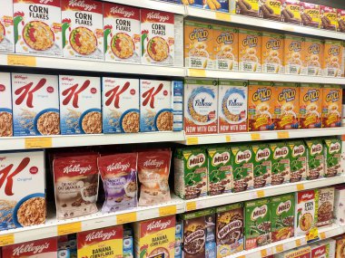 KUALA LUMPUR, MALAYSIA - 17 Mayıs 2019: Karton kutuda ve plastik pakette mısır gevreği. Dev süpermarketlerde raflarda sergileniyordu. Markaya göre sıralanır. 