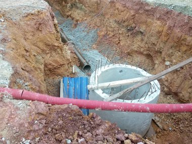 SEREMBAN, MALAYSIA - 10 Mart 2020: İnşaat alanında inşaat halindeki kamu hizmetleri rögar kapağı. Altyapı mühendisi tasarımına dayanan işçilerin In-situ inşaatı.