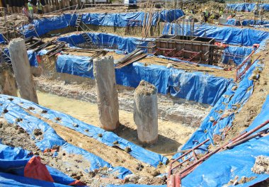 JOHOR, MALAYSIA - 28 Mart 2016: İnşaat alanında kazılmış ve kesilerek delik deşik edilmiş. Bir sonraki adım olarak bir yığın güçlendirme çubuğu oluşturmaya hazır. 
