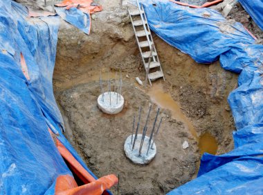 JOHOR, MALAYSIA - 28 Mart 2016: İnşaat alanında kazılmış ve kesilerek delik deşik edilmiş. Bir sonraki adım olarak bir yığın güçlendirme çubuğu oluşturmaya hazır. 