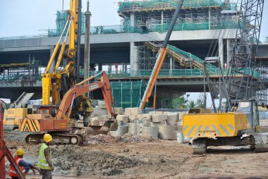 PERAK, MALAYSIA - 30 Haziran 2016: Malezya 'daki şantiyede ağır makineler kullanıldı. 