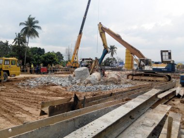 PERAK, MALAYSIA - 30 Haziran 2016: Malezya 'daki şantiyede ağır makineler kullanıldı. 