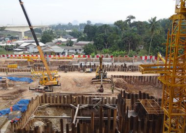 PERAK, MALAYSIA - 30 Haziran 2016: Malezya 'daki şantiyede ağır makineler kullanıldı. 