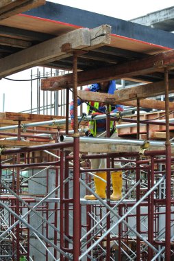 JOHOR, MALAYSIA -30 Haziran 2016: İnşaat alanındaki platform, biçimlendirme ve yapıyı desteklemek için geçici yapı olarak kullanılan yapı iskelesi. Ayrıca işçiler için yürüme platformu olarak kullanıldı.. 