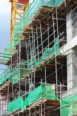 JOHOR, MALAYSIA -30 Haziran 2016: İnşaat alanındaki platform, biçimlendirme ve yapıyı desteklemek için geçici yapı olarak kullanılan yapı iskelesi. Ayrıca işçiler için yürüme platformu olarak kullanıldı.. 